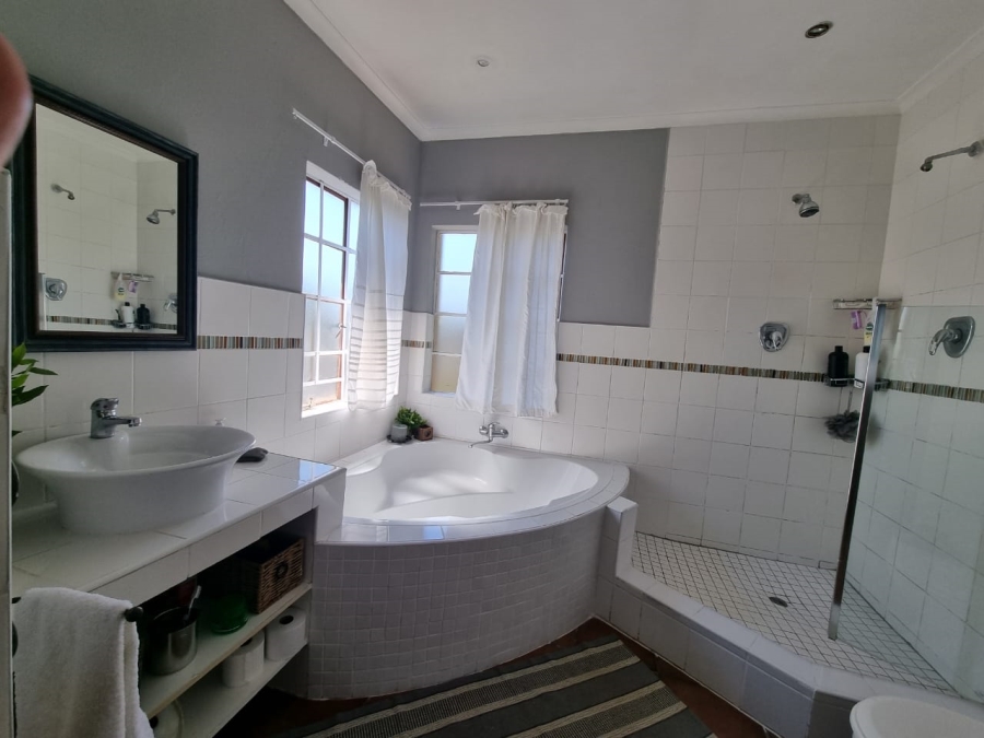 5 Bedroom Property for Sale in Mooinooi North West